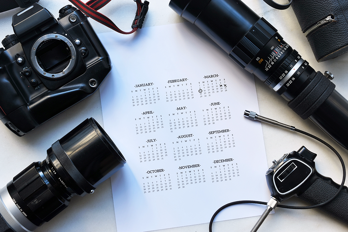 Kalender mit Kameraequipment – Symbol für die Terminfindung im Workflow