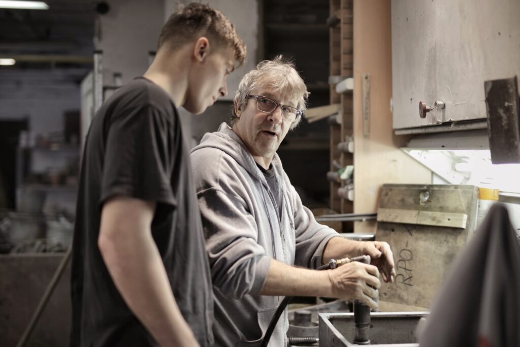 Meister erklärt Azubi das Handwerk. Lehrreiche Einblicke für effektive Lehrfilme in Unternehmen.