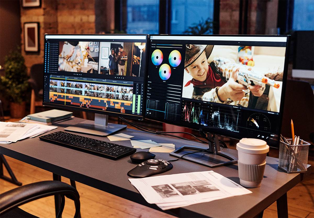 Zwei Bildschirme mit Videoschnittprogramm – Symbol für die Postproduktion im Workflow